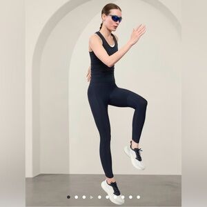 ATHLETA PACESETTER ULTRA HIGH RISE 7/8 LEGGING
Sleek PowerMove Fabric  SIZE: XS